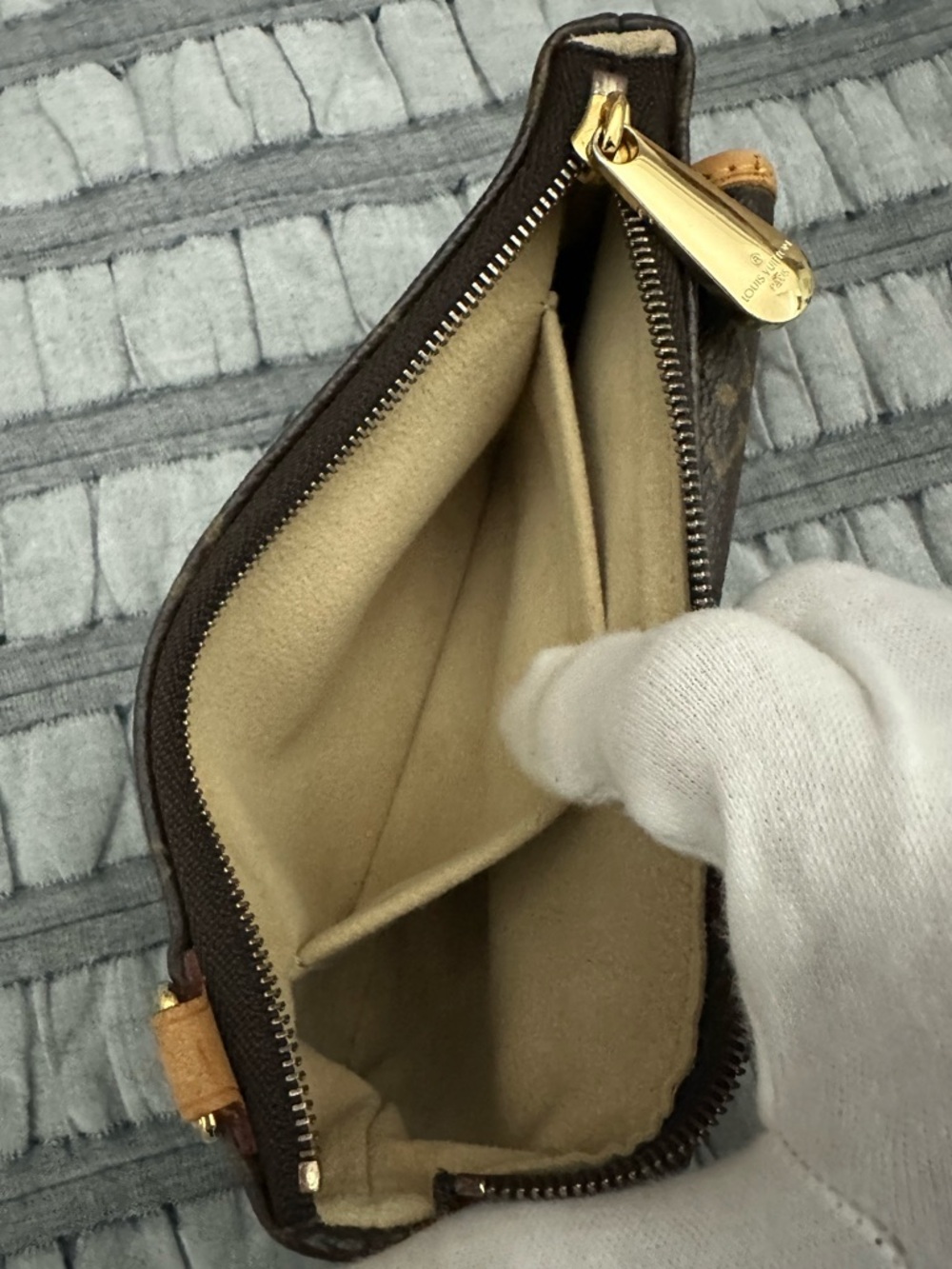 Louis Vuitton Tikal Pochete~100%AUTH
Dust Bag~Box&GENERIC Leather Strap Included - Picture 8 of 16